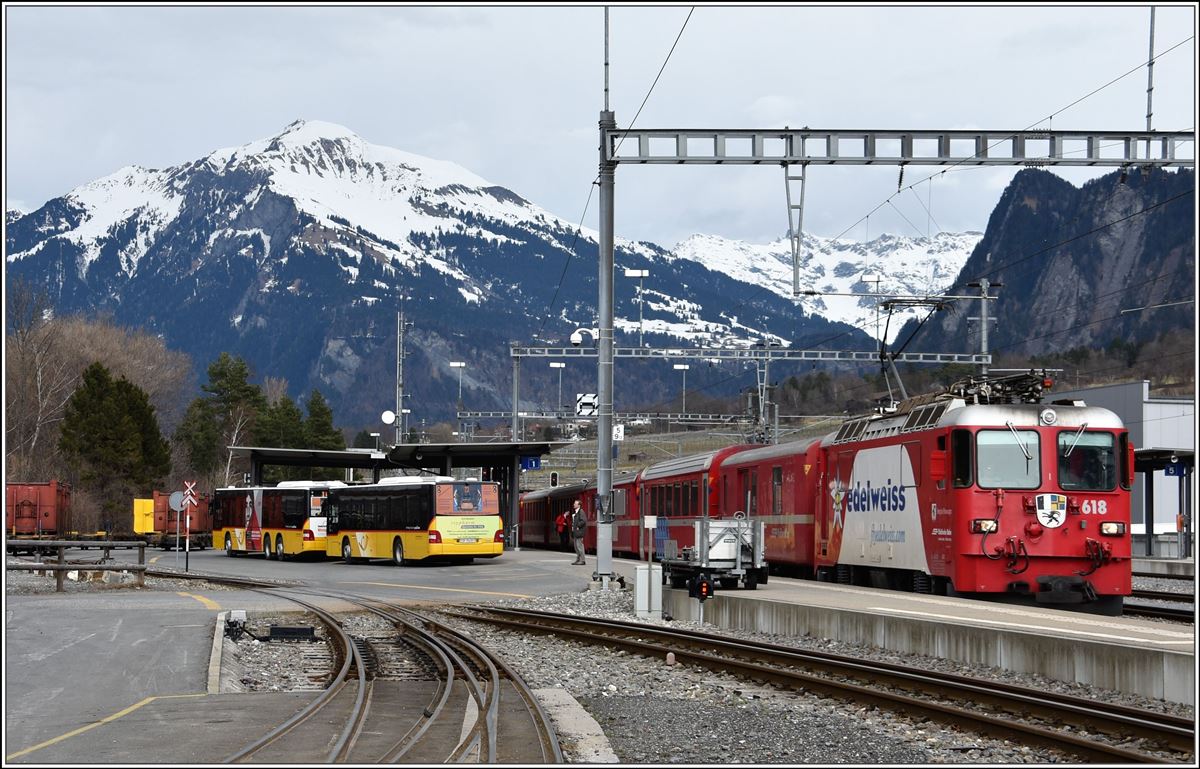 Halbstündlich treffen sich in Untervaz-Trimmis die RE und S-Bahnen mit den Postautos der drei Linien nach Untervaz-Dorf, Landquart und Chur Austrasse. RE1236 mit Ge 4/4 II 618  Bergün/Bravuogn . (15.03.2018)