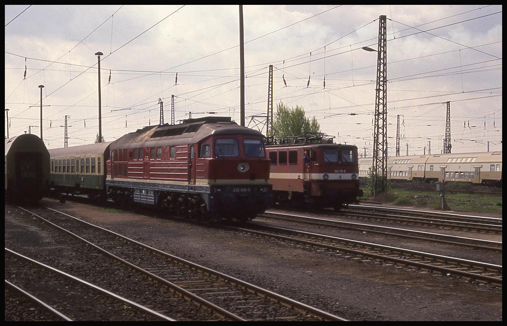 Halle HBF am 26.4.1992: 232149 fährt neben 142110 mit einem Personenzug in Richtung Leipzig aus.
