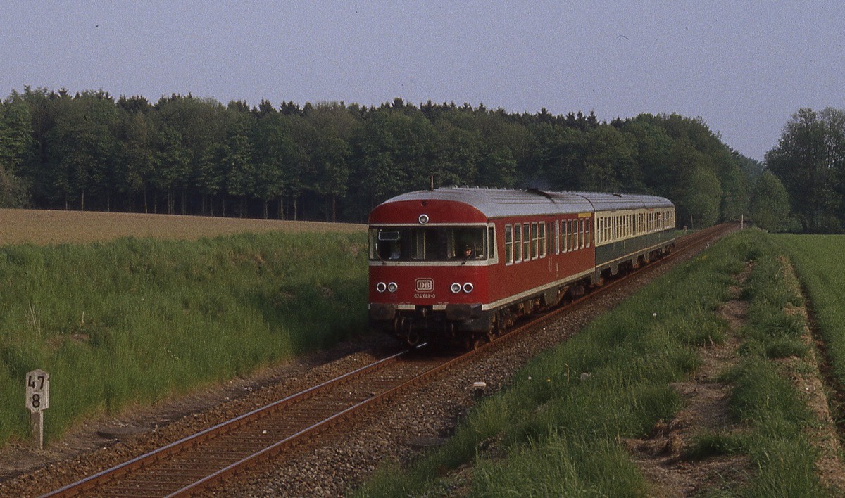  Haller Willem  am 18.5.1982. 624668 hat gerade den Haltepunkt Osnabrück - Sutthausen verlassen und ist um 18.05 Uhr in Osnabrück - Hörne in Richtung OS-HBF unterwegs.