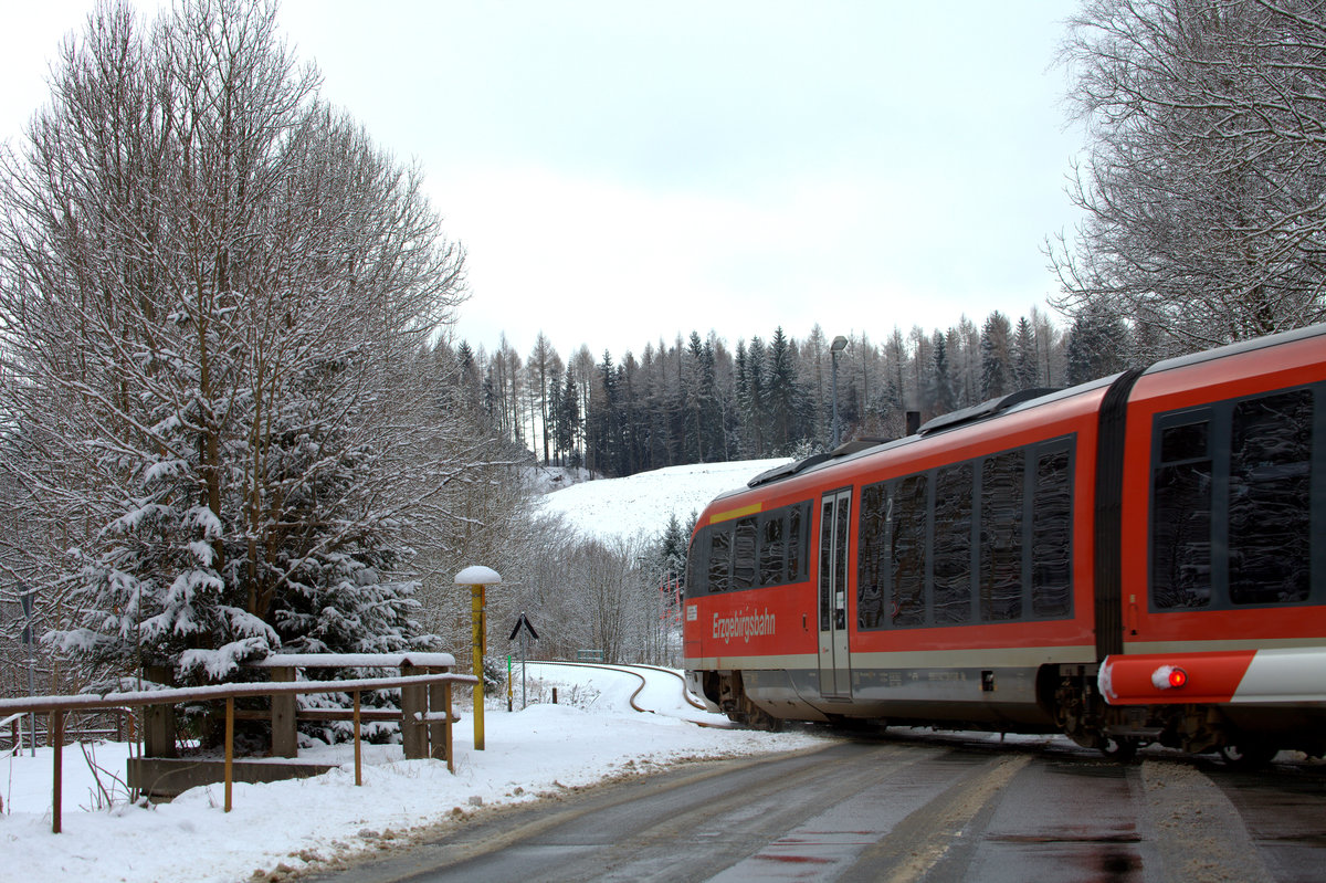Halt für alle Autofahrer, auch wenn sie in die Loipe wollen, die Bahn hat Vorrang. Ein Desirio der Erzgebirgsbahn kurz vor Johanngeorgenstadt. Wieviel Wintersportler werden wohl aussteigen. 04.02.2018  10:14 Uhr.