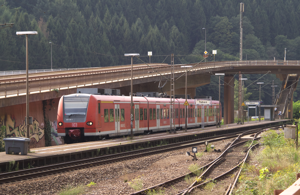Halt in Taben. Bei Taben im Saartal wird die gesamte Landschaft durch den roten Staub des Steinbruchs geprägt. 425 135 ist als RB Trier - Homburg Saar unterwegs. Bahnstrecke 3230 am 26.08.2017 