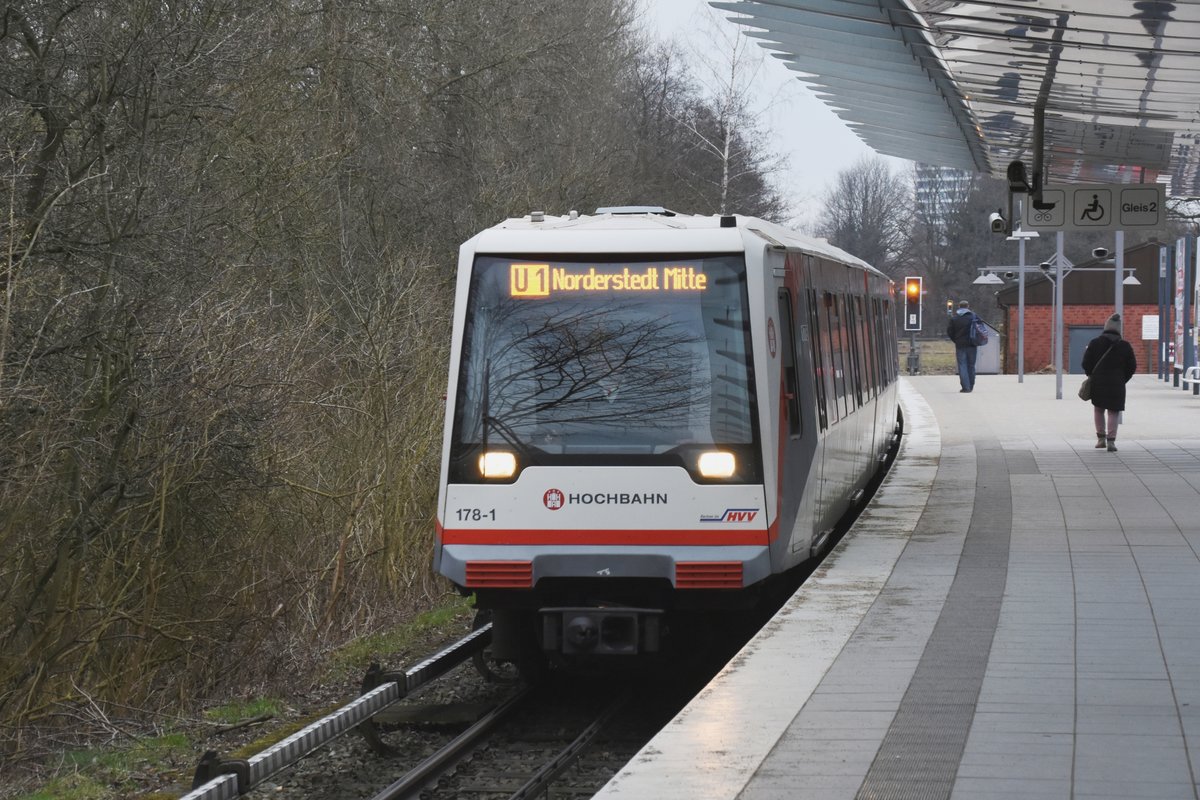 HAMBURG, 15.03.2018, U 1 nach Norderstedt Mitte bei der Einfahrt in den U-Bahnhof Trabrennbahn (Linie U 1)