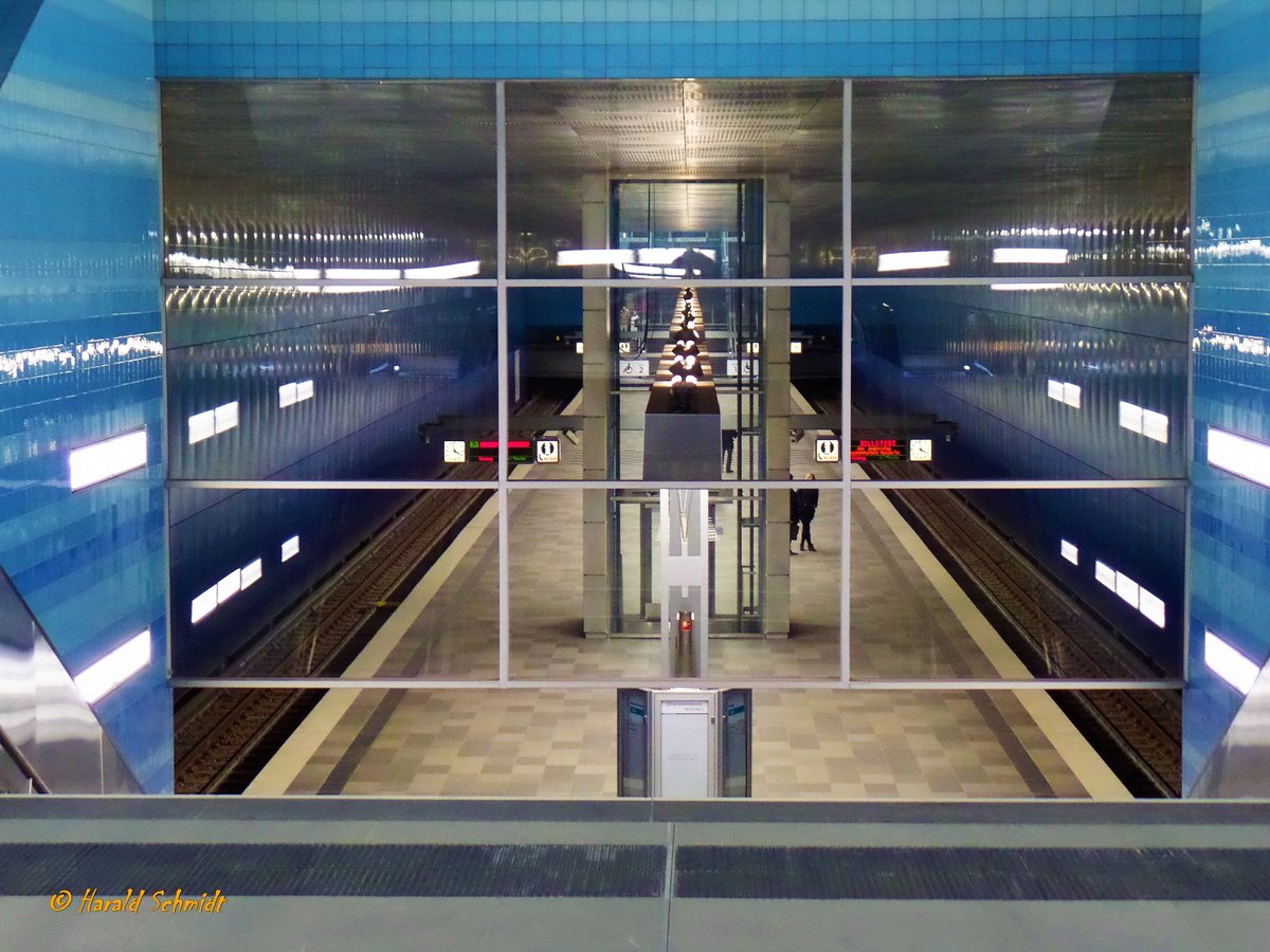 Hamburg am 28.1.2015: U-Bahnstation Überseequartier der Linie U4, Ostzugang, Blick auf Bahnsteig mit Aufzug