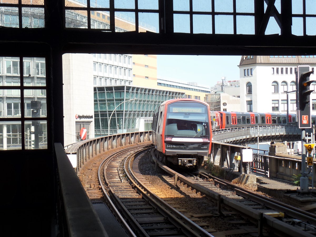 Hamburg am 29.8.2018: U-Bahn Rödingsmarkt, auf der Rampe ausfahrender DT 5 in Richtung Rathaus