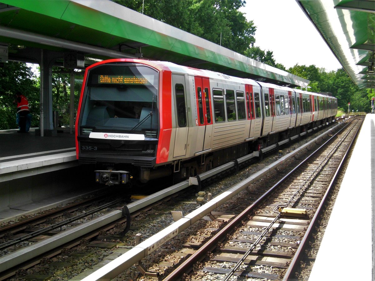 Hamburg: Die U3 nach S+U Bahnhof Barmbek im U-Bahnhof Wandsbek-Gartenstadt.(5.7.2017) 
