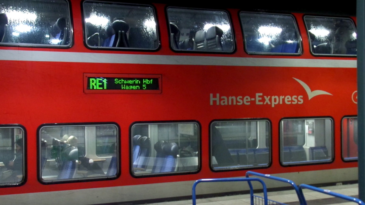 Hamburg Hauptbahnhof am 15.1.2019: RE1 nach Schwerin, Hanse-Express, Doppelstock-Mittelwagen, Ausschnitt Zugzielanzeige /

