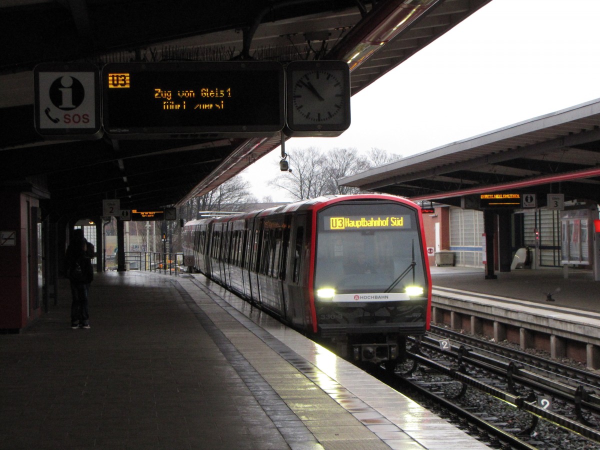 Hamburger Hochbahn 330-3 als U 3 zum Hauptbahnhof Sd, am 20.02.2016 in Hamburg-Barmbek.
