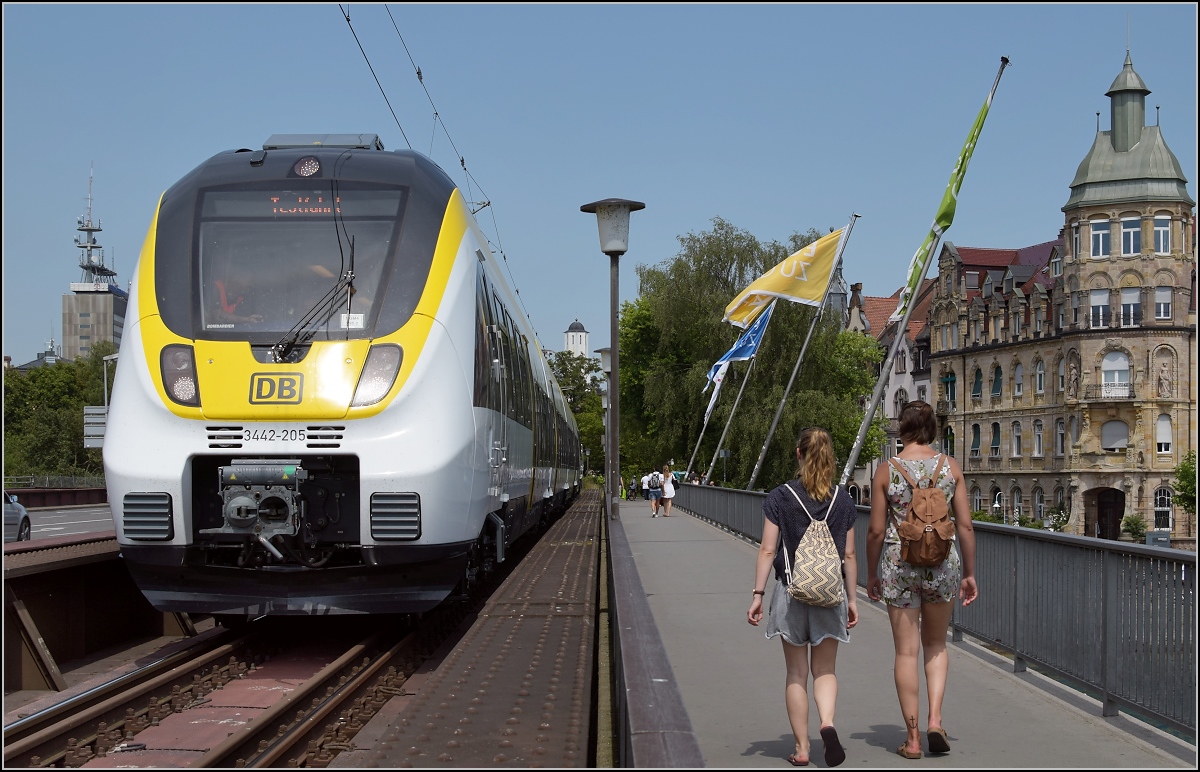 Hamsterbackenalarm am Bodensee. Testzug mit 3442-205, man beachte die Schreibweise, und dahinter 3442-204 treffen in Konstanz ein. Blick von der Rheinbrücke Richtung Petershausen. Juli 2017. 