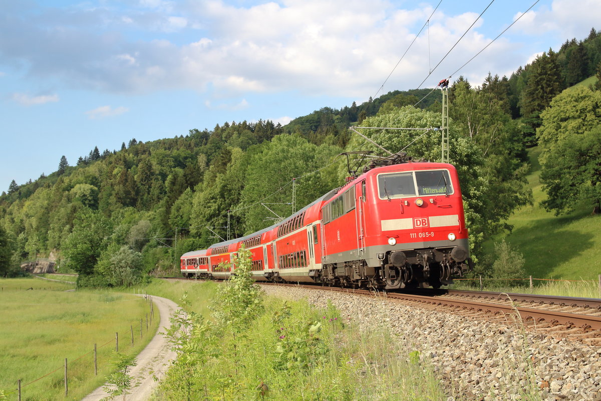 Hamstermangel.
Da DB Regio für das Werdenfelsnetz zu weniger Triebzüge der Baureihe 442 hat, muss einmal am Tag eine Garnitur bestehend aus einer Lok der Baureihe 111, drei Dostos und einem Wittenberger Steuerwaegn ausgelfen.
Sehr zur Freude des Fotografen war dieser Zug verspätet. So kam es in Eschenlohe zu einer außerplanmäßigen Kreuzung. Der 111er-Zug musste nämlich auf Gleis 2 einfahren, heißt: EInfahrt mit 40km/h. So rollte der RE München Hbf - Mittenwald langsam am Fotografen vorbei, der genug Zeit hatte die Garnitur bildlich festzuhalten.

Eschenlohe, 4. Juni 2018 