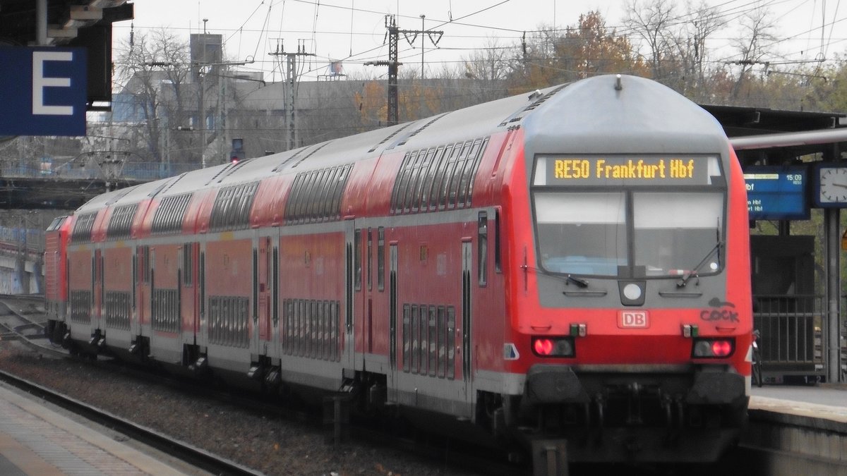 #Hanau 1
Ein Steuerwagen auf der RE 50 Frankfurt - Fulda steht in Hanau HBF und wartet auf die Abfahrt nach Frankfurt HBF.

Hanau HBF
18.11.2017