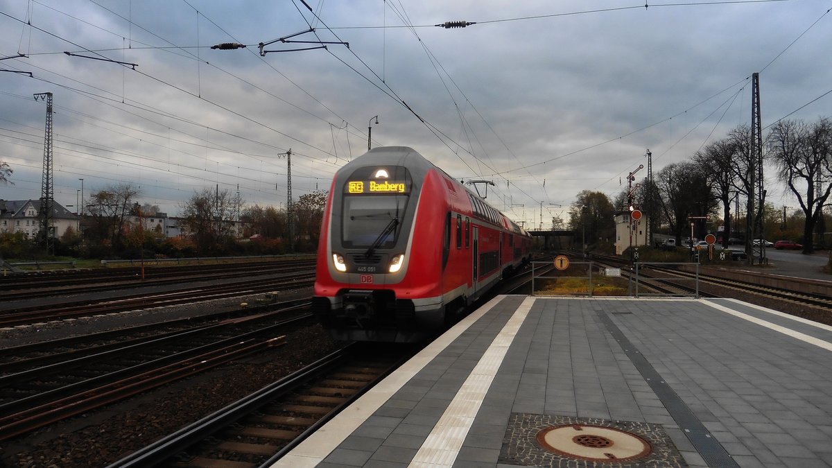 #Hanau 2
Mein Erster Twindexx Triebwagen auf der Linie 54 Frankfurt - Bamberg bei der Einfahrt in Hanau HBF.

Hanau HBF
18.11.2017