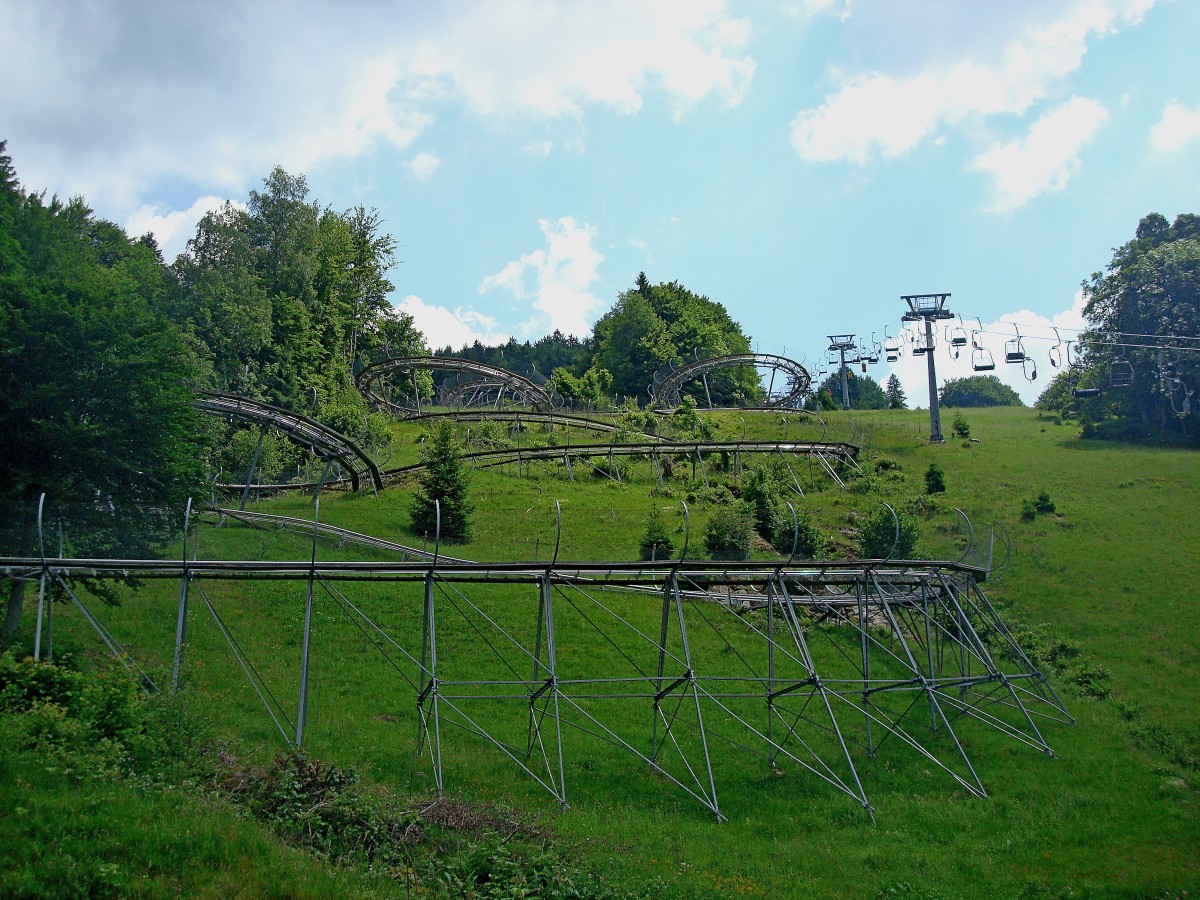 Hasenhorn Allwetter-Rodelbahn in Todnau im Schwarzwald, war bei der Erffnung 2004 die lngste in Deutschland, daneben der 964m lange Doppelsessellift berwindet eine Hhendifferenz von 364m, Juni 2010