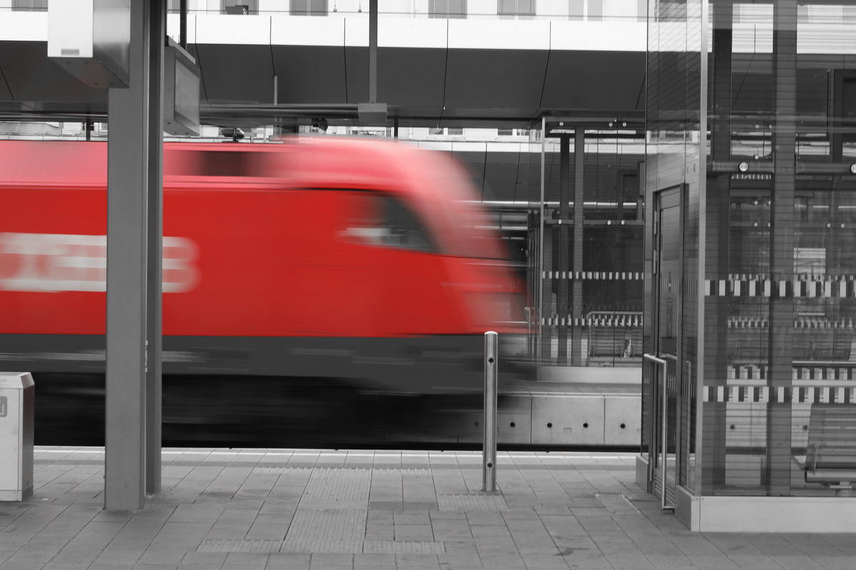 Hastig geht's am Grazer Hauptbahnhof Werktags zu ,... 

Eine 1116 rauscht mit einem Polnischen Kohlezug durch den Hauptbahnhof der Landeshauptstad am 12.04.2018