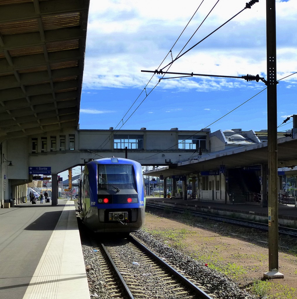 Hauptbahnhof Mlhausen(Mulhouse) im Elsa, der Dieseltriebwagen X73900  Blauwal  ist aus Mllheim/Baden angekommen, Mai 2014