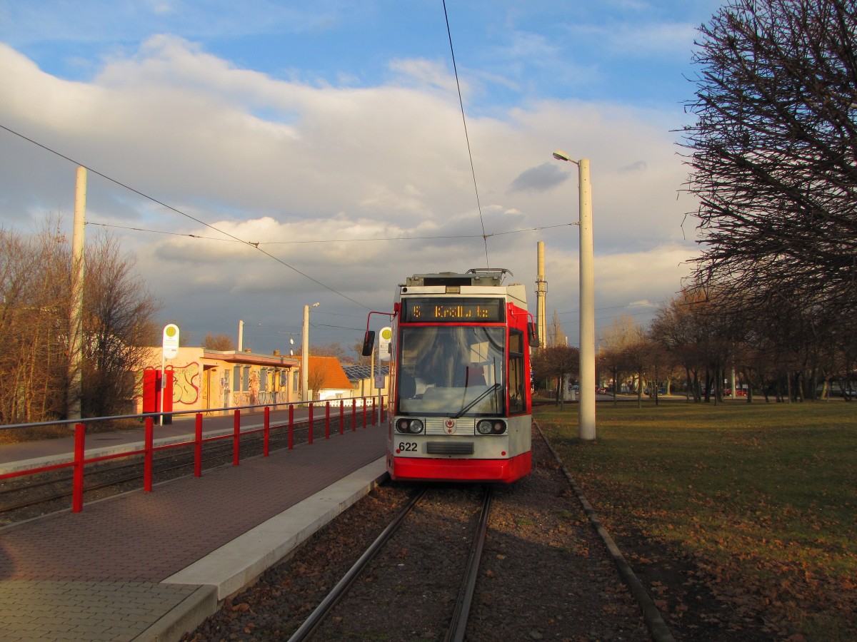 HAVAG 622 als Linie 5 nach Krllwitz, am 04.12.2012 an der Endhaltestelle in Bad Drrenberg.