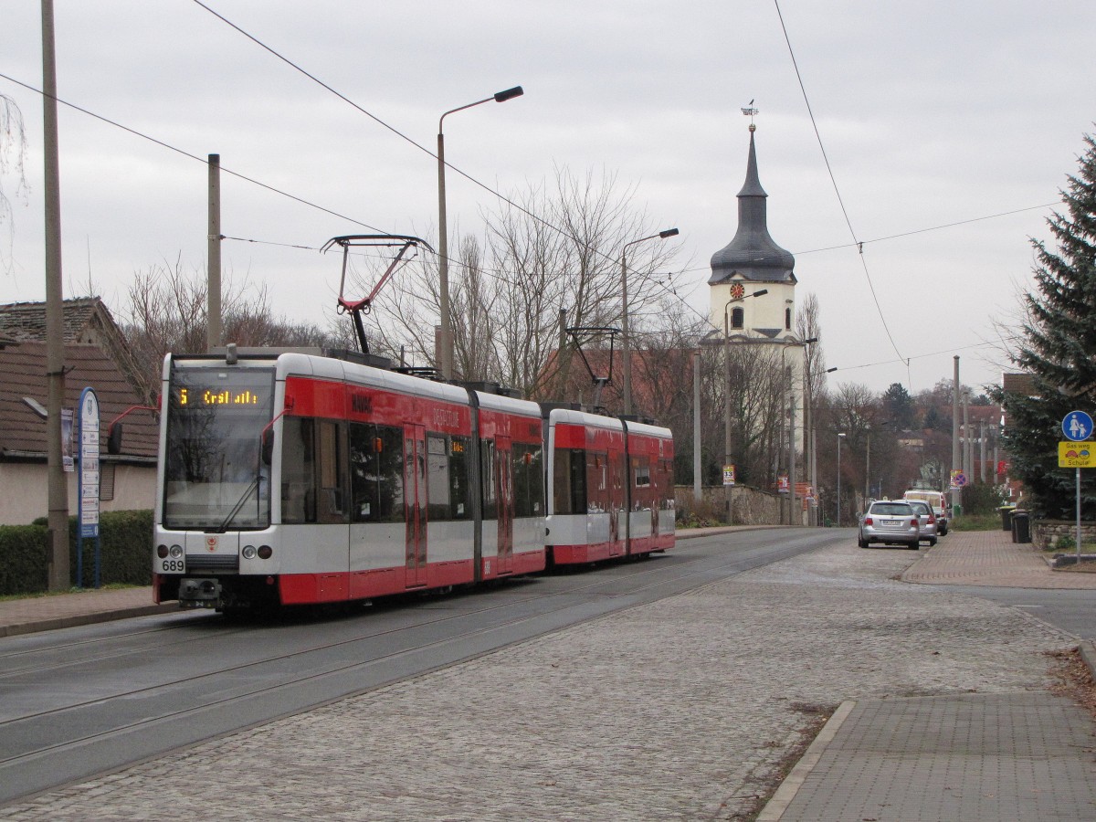 HAVAG 689 + 690 als Linie 5 vom Stadtstadion Merseburg nach Kröllwitz, am 04.12.2012 in Schkopau.