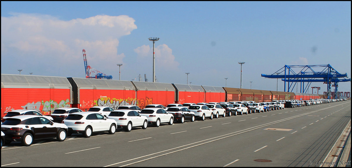 Hccrrs Wagen der ATG (jetzt DB-Schenker Rail Automotive GmbH) nach der Entladung von Porsche Cayenne`s am Jade-Weser-Port die aus Platzmangel in Bremerhaven hier zwischengelagert werden. Wilhelmshaven 09/06/2016