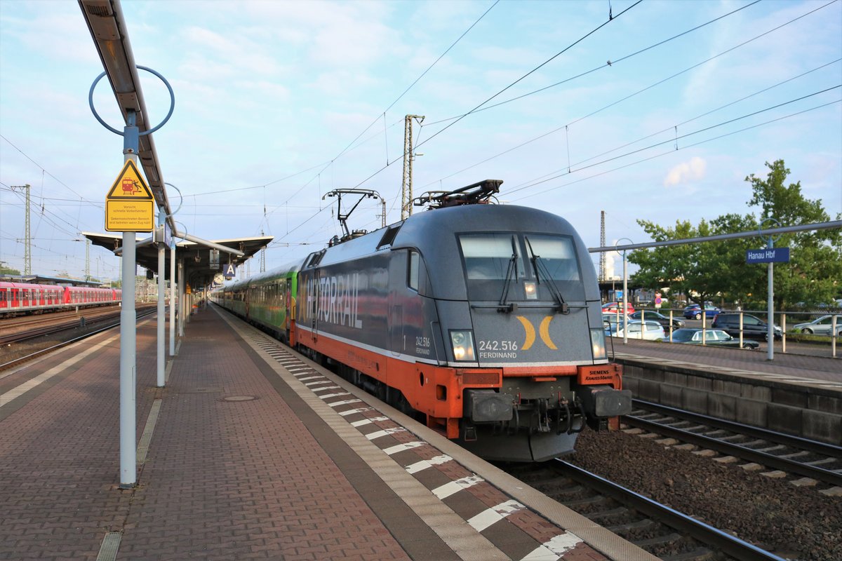 Hectorrail 242.516 Ferdinand (182 516) mit dem LOC1819 Flixtrain am 18.05.18 in Hanau Hbf 