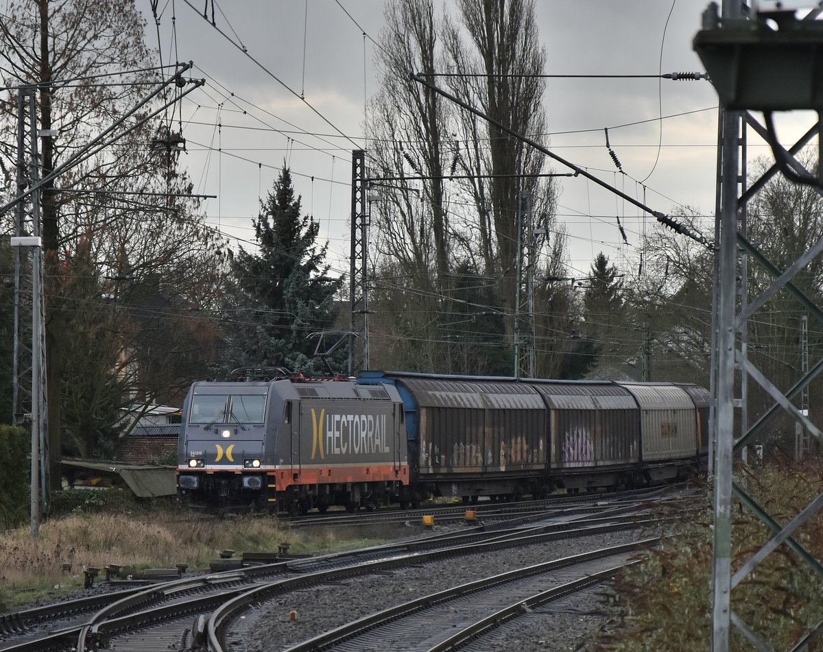 Hectorrail Yoda 241.010 kommt mit Schiebewandwagen aus Odenkirchen in Rheydt Hbf eingefahren.