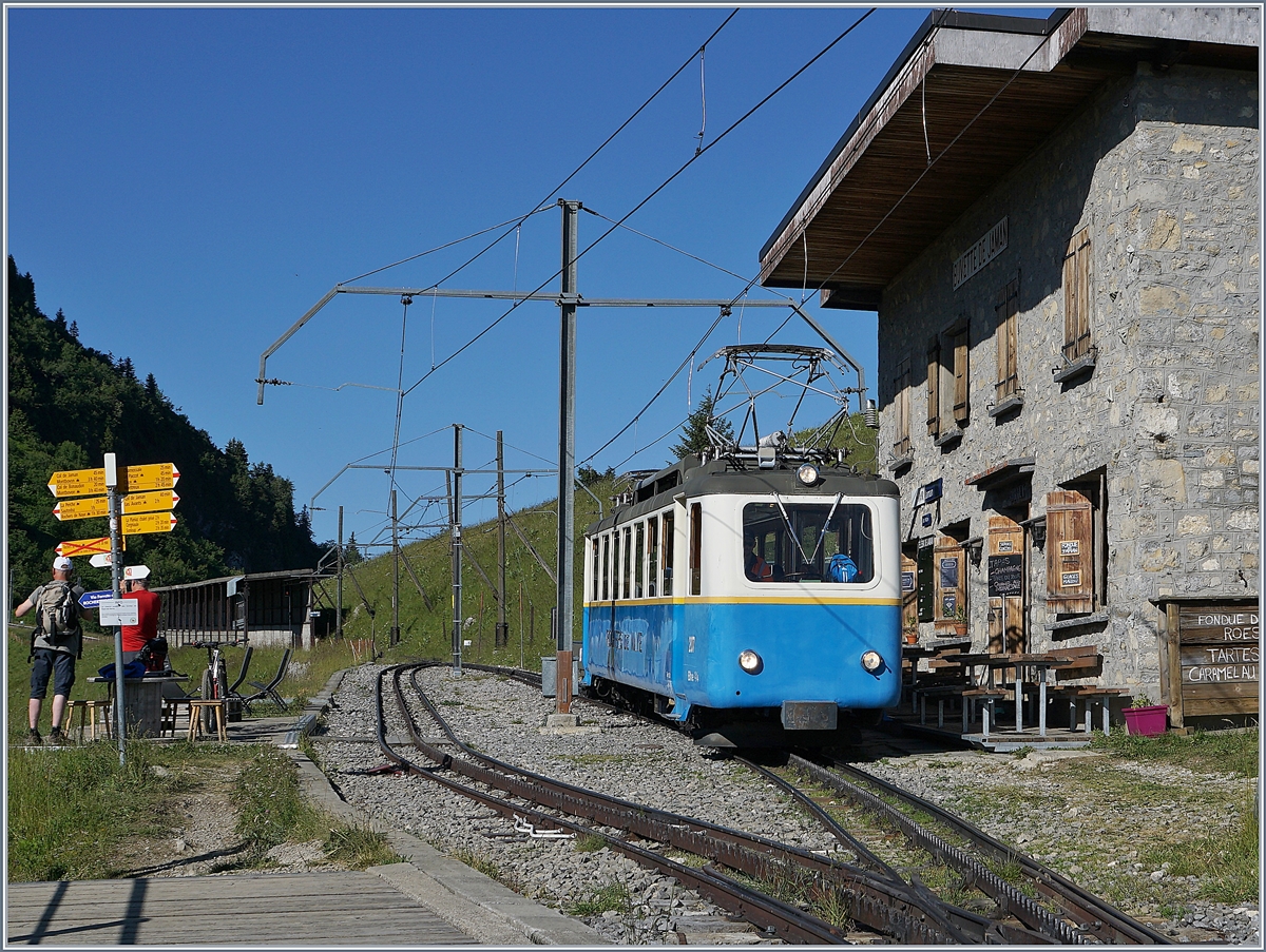 Helfer und Gepäck ausgeladen, ist der Rochers de Naye Bhe 2/4 207 schon wieder auf der Rückfahrt ins Tal, und wartet in Jaman auf die Abfahrt.
1. Juli 2018