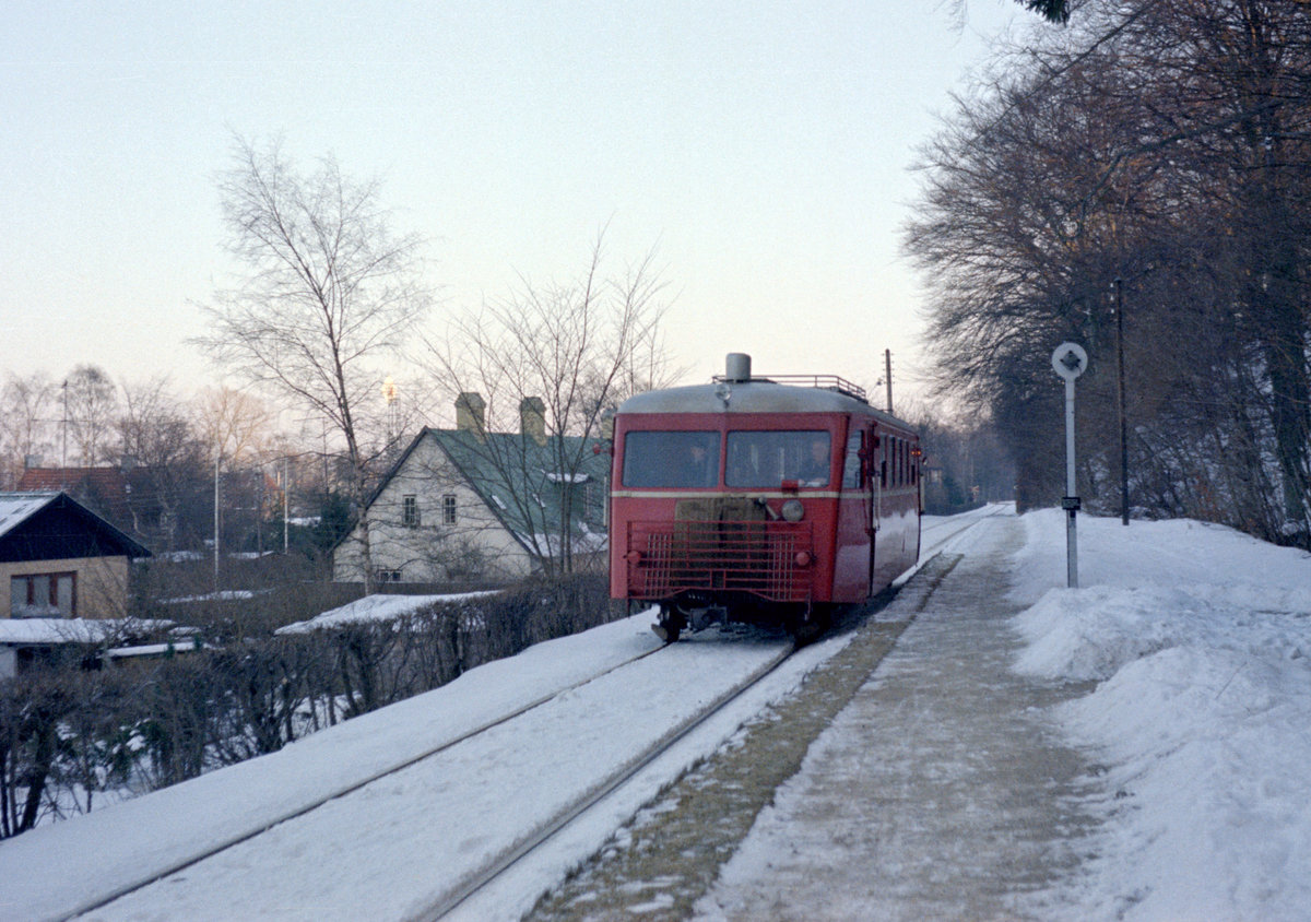 Helsingør-Hornbæk-Gilleleje-Banen (HHGB, auch  Hornbækbanen  genannt) Schienenbustriebwagen des Typs Sm (Hersteller: Scandia) Hp Hornstrup (alter Hp) am 2. März 1969. - Scan eines Farbnegativs. Film: Kodak Kodacolor X.