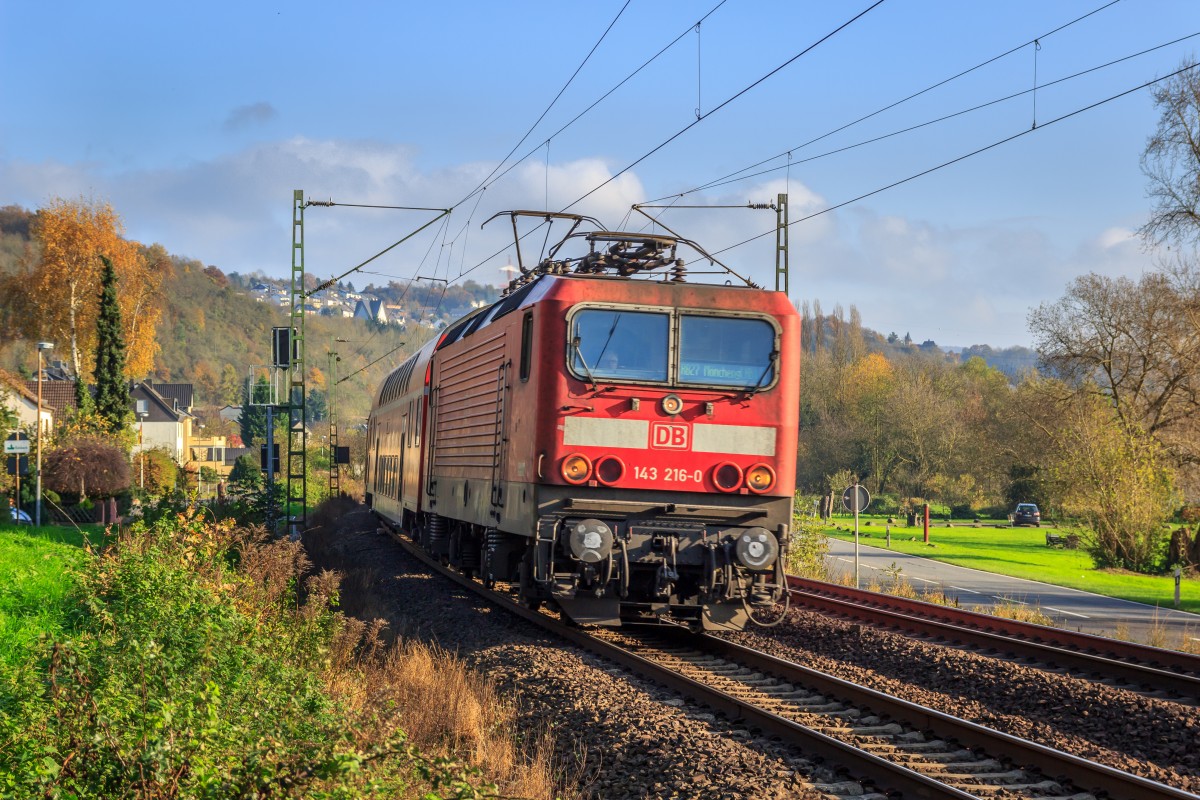 Herbst am Rhein. 143 216-0 ist mit der RB27 nach Mönchengladbach Hbf unterwegs. Hier kurz nach Linz (Rhein), nächster Halt des Zuges ist Erpel. (15.11.2014)