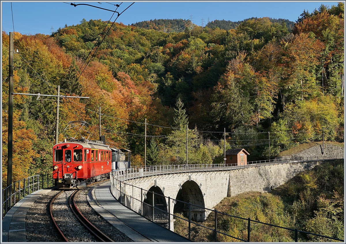 Herbst - und noch immer ist es ziemlich trocken; zwar dürfen die Blonay-Chamby Dampfzüge verkehren, doch muss jeweils ein Löschzug dem Dampfzug folgen.
Das Bild zeigt den RhB Bernina Bahn ABe 4/4 I 35 mit dem Xe 2/2 N° 1 auf dem Baie de Clarnes Viadukt auf der Fahrt Richtung Blonay.
14. Oktober 2018