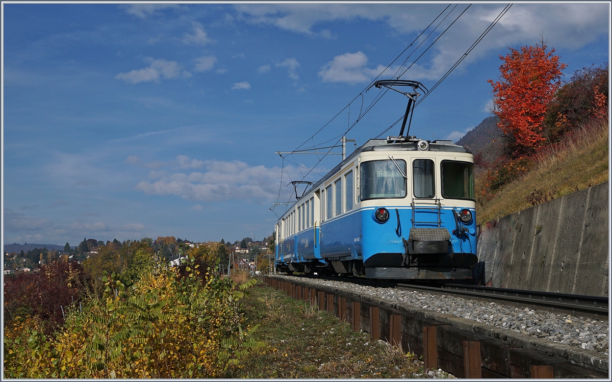 Herbst - und wahrscheinlich der letzte für die formschönen MOB ABDe 8/8, das Bild zeigt den ABDe 8/8 4002 VAUD als Regionalzug 2330 von Montreux nach Chernex kurz vor Planchamp.
6. Nov. 2018