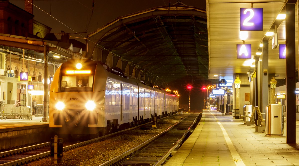 Herbstabend am Bonner Hauptbahnhof. Ein unbekannter 460er der MittelRheinBahn wartet auf die Weiterfahrt nach Köln Messe/Deutz auf Gleis 1. (19.11.2014)