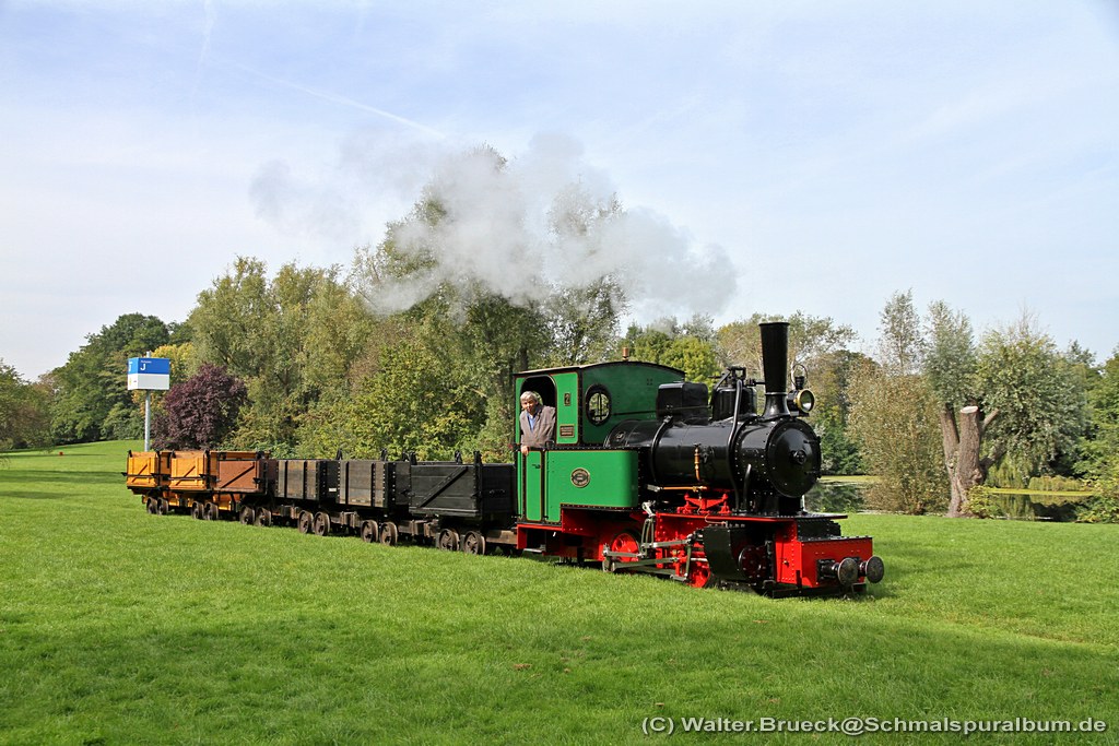 Herbstfahrtag beim Frankfurter Feldbahnmuseum am 28.09.2014. FFM Lok Nummer 2 (Henschel Typ Fabian, Fabrik-Nr. 20517, Baujahr 1925) fährt mit einem Holzloren-Fotozug durch den Rebstockpark.  --  Weitere Bilder vom Herbstfahrtag siehe auch unter www.schmalspuralbum.de/thumbnails.php?album=570 bzw. www.schmalspuralbum.de/index.php?cat=8