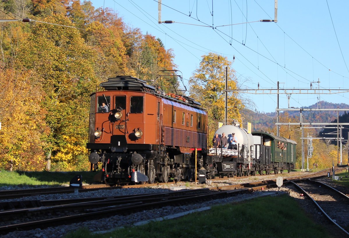 Herbstliche Impression am DVZO Fahrzeugtreffen 2017: Be 4/6 12320  Rehbock  vom SBB Historic Team Winterthur erreicht am Abend des 15. Oktober 2017 unter blauem Himmel den Bahnhof Bauma. 