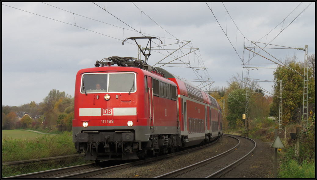 Herbststimmung bei Rimburg an der Kbs 485. Die 111 169 zieht den RE4 in Richtung Aachen,hier am BÜ zu sehen am 09.11.2015.