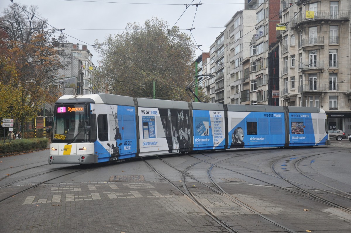 Hermelijn 7205 von DE LIJN Antwerpen mit Werbung für Ticketmaster Richtung Olympiade aufgenommen 07.11.2015 am Haltestelle Harmonie