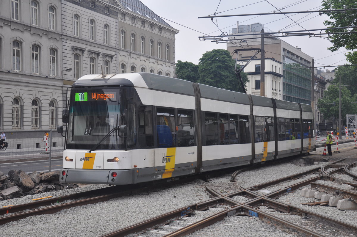 Hermelijn 7222 von De Lijn Antwerpen, 1. Tag der Linie 10 Richtung Schoonselhof, aufgenommen 03.06.2017 am Haltestelle Stadspark