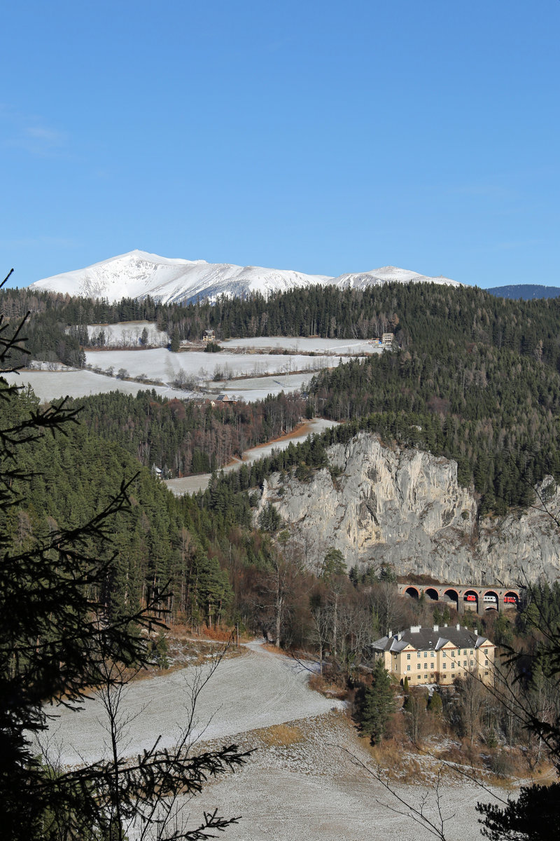 Herrliche Panoramastimmung mit der Weinzettelwandgalerie mit 4020 und dem Schneeberg im Hintergrund. 10.12.17