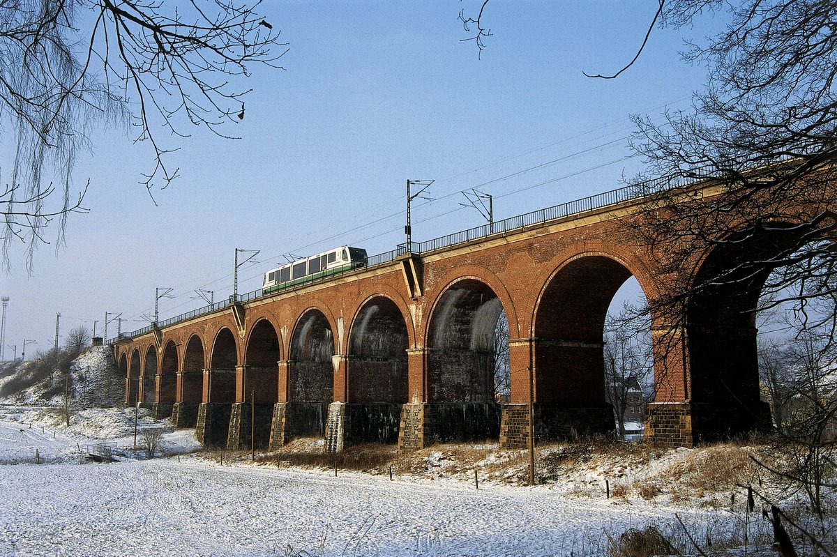 Heute, am 13.10.2016, jährt sich zum 20. Mal die Betriebsaufnahme der Vogtlandbahn auf der Strecke Zwickau - Bad Brambach. Aus diesem Anlaß einige Aufn. aus 20 Jahre Vogtlandbahn mit den damals eingesetzten RegioSprintern. Auf dem Bild überquert VT38 als 82110 den Römertalviadukt Steinpleis am 09.01.2003. Bild vom Dia