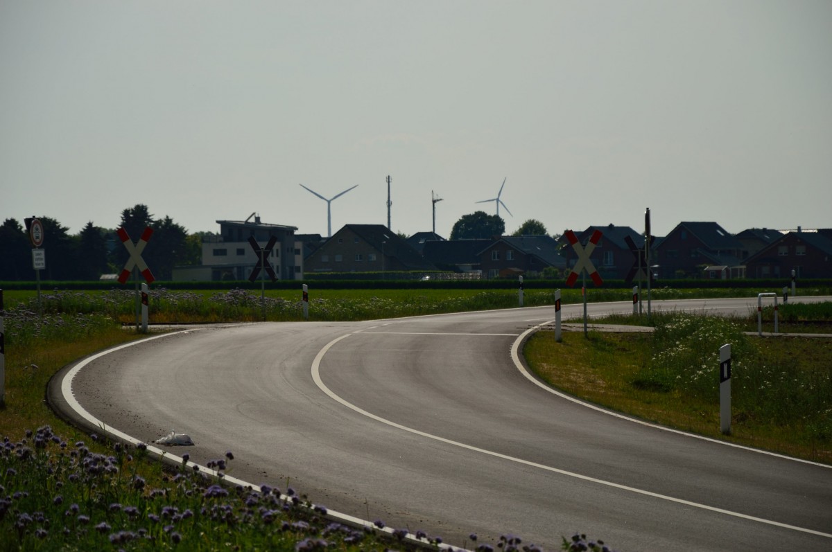 Heute habe ich den für mich neuen Bahnübergang an der Selfkantbahn entdeckt.
Er führt ins Neubaugebiet in Birgden.....18.5.2014