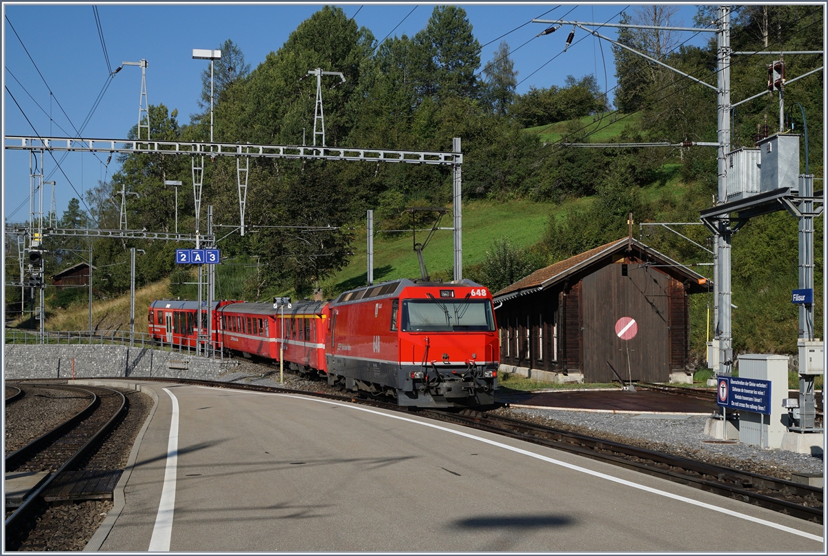 Heute nennt sich die RhB auch die  Kleine Rote , denn fast alle Fahrzeuge sind nun rot, trotzdem ist es nicht einfach eine rote Ge 4/4 III vor die Linse zu bekommen: Am 12. Sept. 2016 verlässt die Ge 4/4 III 648  Susch  mit ihrem Regionazug nach Davos den Bahnhof Filisur.
