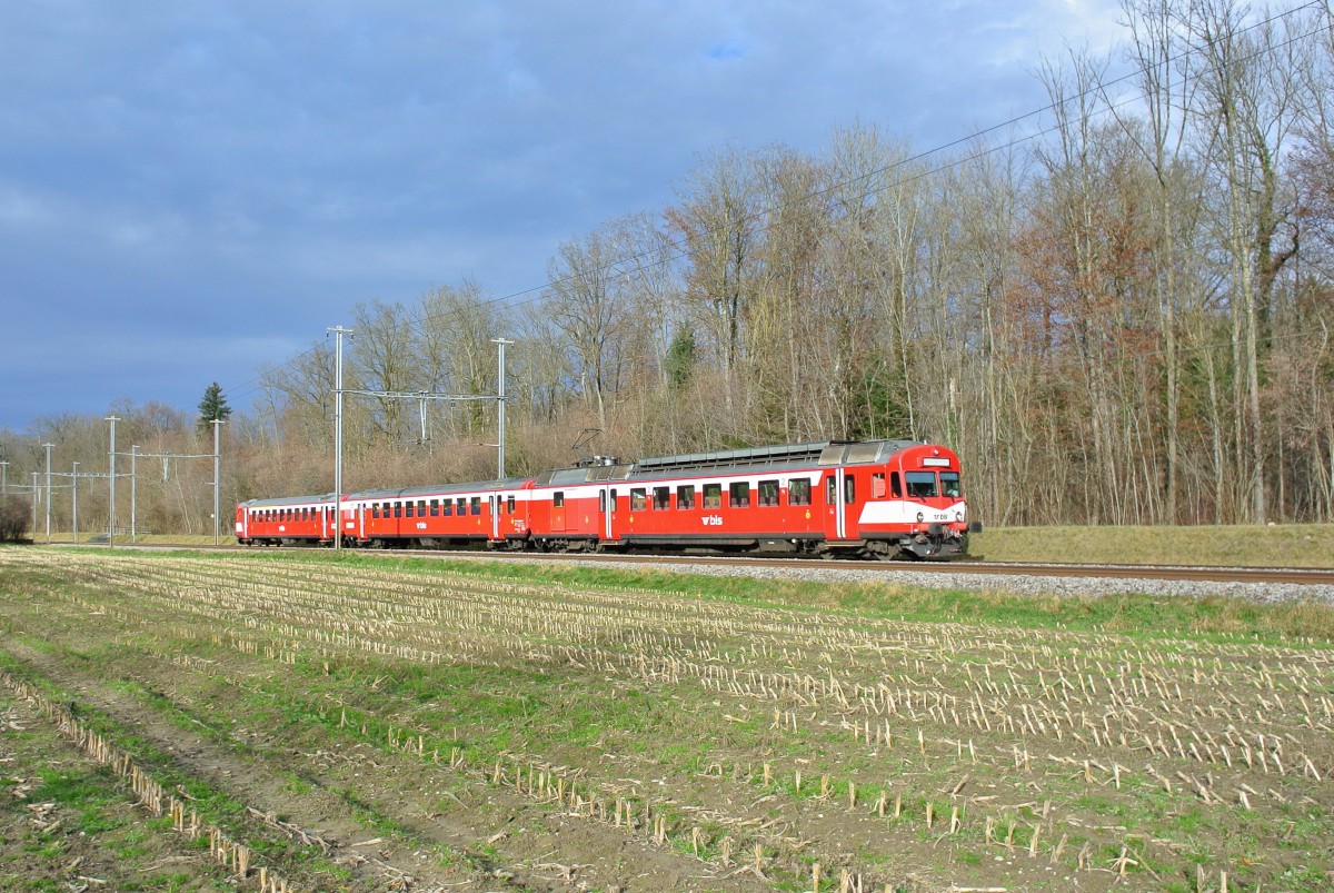 Heute verkehrte zum letzten Mal planmässig ein RBDe 566 I Pendel. Die letzte Fahrt mit Reisenden war als R 6029 Thun-Hasle-Rüegsau. Anschliessend verkehrte der Zug leer nach Oberburg. Um halb 2 wurde der Pendel bestehend aus RBDe 566 221-8, B 50 38 29-34 555-5 und ABt 50 38 38-33 921-9 dann zurück nach Hasle-Rüegsau zum Abstellen überführt. Das Bild entstand bei den letzten Sonnenstrahlen bei Oberburg. Kurz darauf zogen Wolken auf, passend zum Anlass, 12.12.2014.

