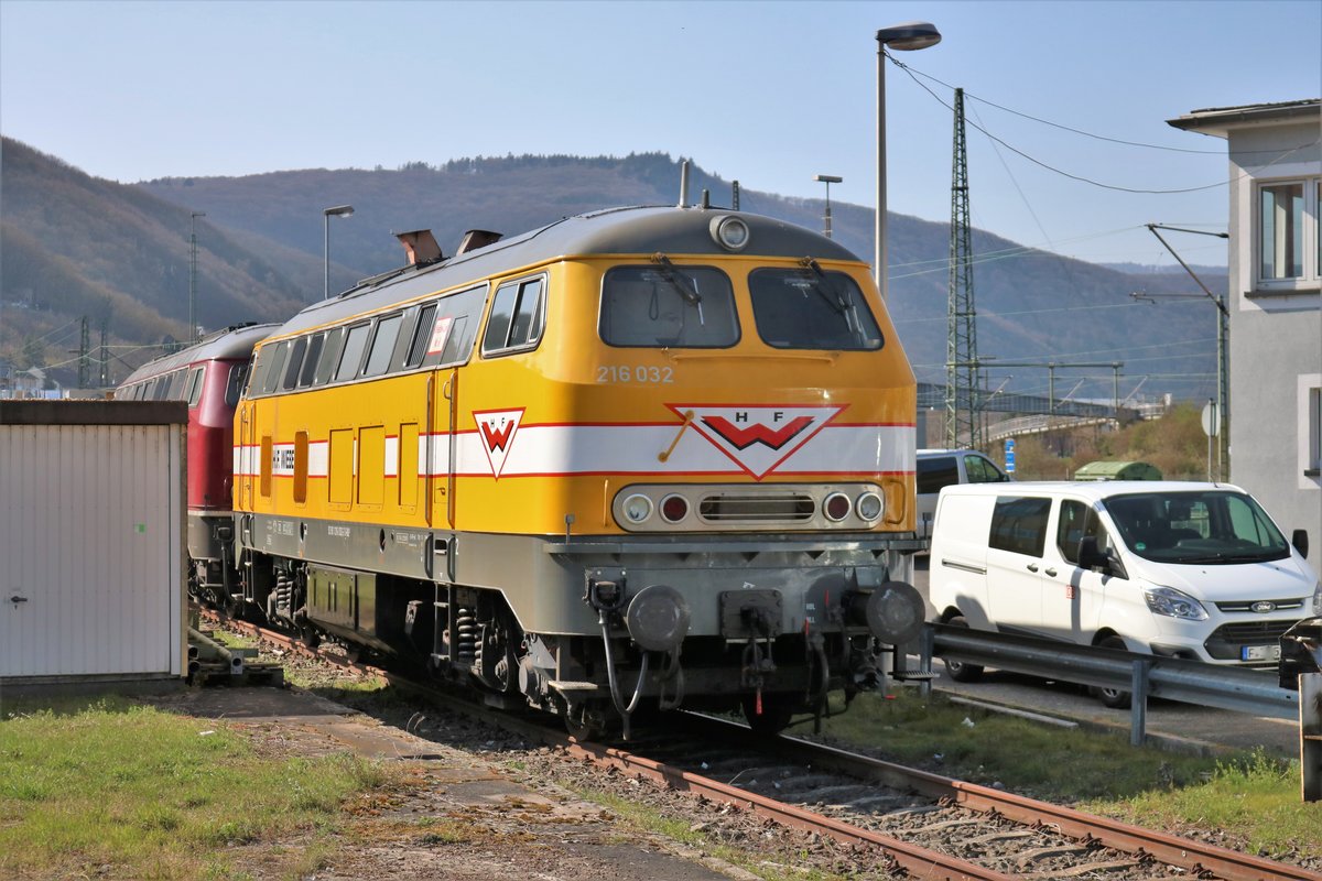 H.F. Wiebe 216 032-3 abgestellt in Bingen (Rhein) Hbf von einen Parkplatz aus fotografiert am 07.04.18