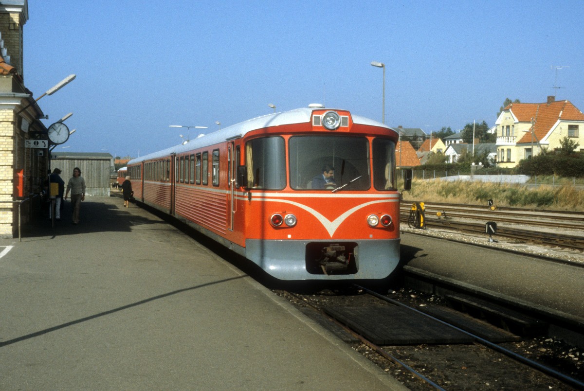 HFHJ (Hillerød-Frederiksværk-Hundested-Jernbane, auch Frederiksværkbanen genannt) Triebzug (Ym + Yp + Ys) Bahnhof Hundested im September 1983.