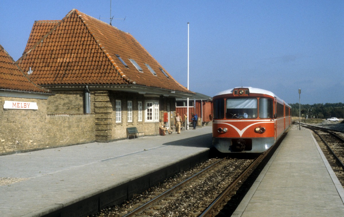 HFHJ (Hillerød-Frederiksværk-Hundested-Jernbane, auch Frederiksværkbanen genannt) Triebzug Bahnhof Melby im September 1983.