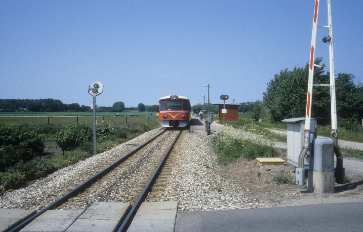 HFHJ (Hillerød-Frederiksværk-Hundested-Jernbane, auch Frederiksværkbanen genannt): Haltepunkt Hanehoved im Juni 1987. - Am Bahnsteig hält ein Triebzug des Typs  Y-tog . Der Zug fährt in Richtung Hundested.