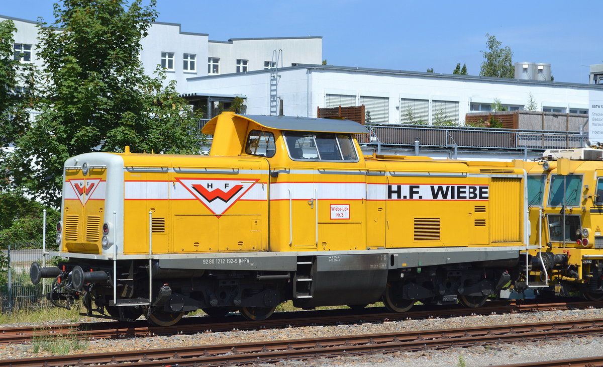 H.F.WIEBE mit der Wiebe-Lok Nr.3 (92 80 1212 192-9 D-HFW9 stand am 17.07.18 mit einer Stopf- und Schienenschotterplaniermaschine am Haken am Bf. Berlin-Ahrensfelde abgestellt.