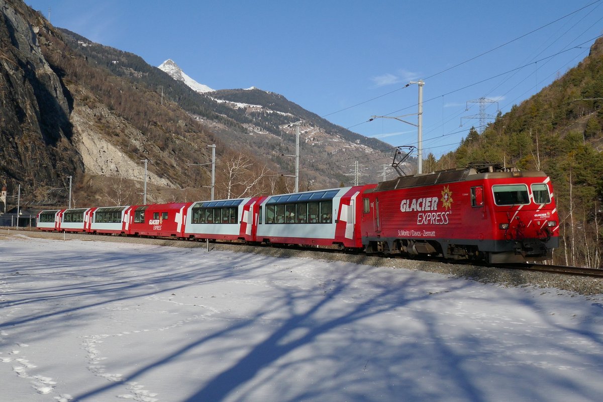 HGe 4/4 106 mit dem Glacier Express von St. Moritz nach Zermatt am 29.1.17 zwischen Mörel und Bitsch.