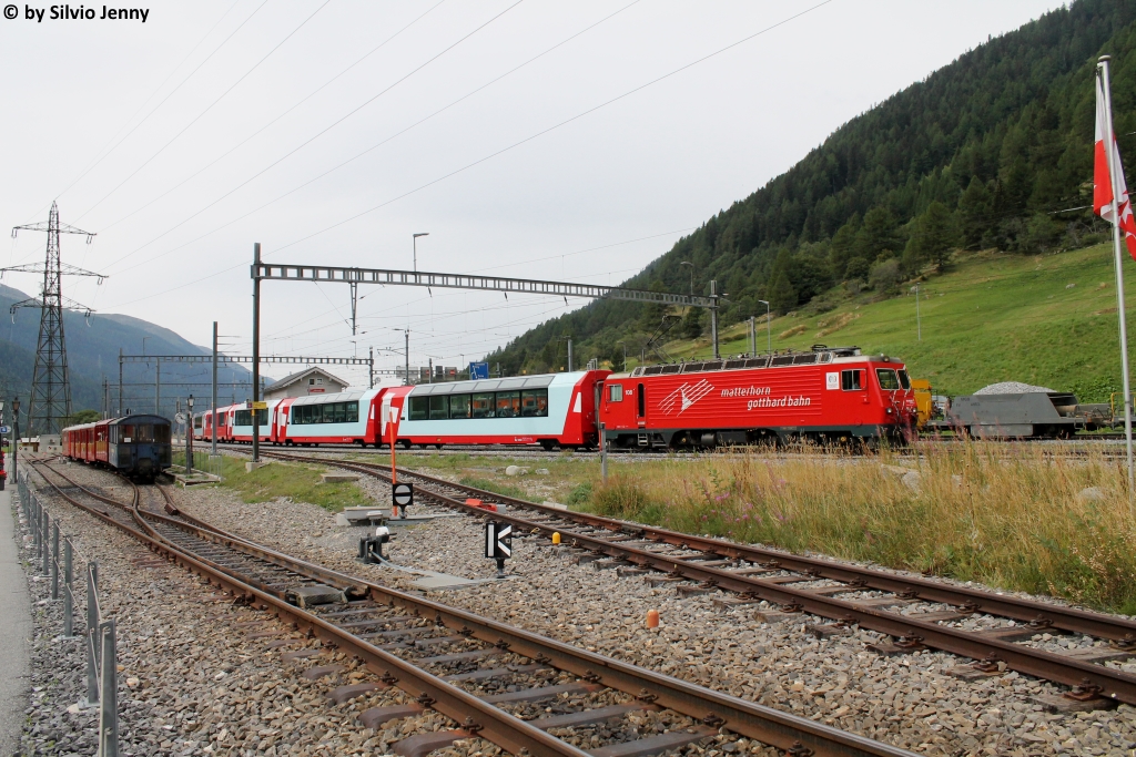 HGe 4/4'' 108 ''Channel Tunnel'' am 4.9.2016 mit einem Glacier Express in Oberwald. 