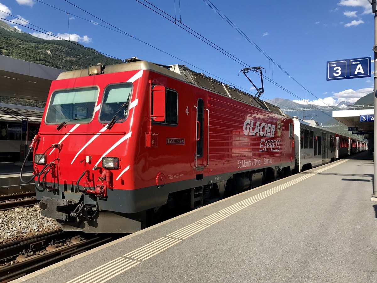 HGe 4/4'' 4 mit Glacier Express Aufschrift Abfahrbereit als Regio nach Zermatt, am 13.7.17 in Visp.