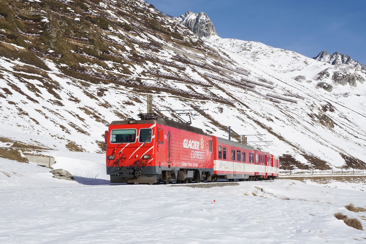 HGe 4/4 II 106 auf Talfahrt vom Oberalppass Richtung Nätschen (13.12.2015).