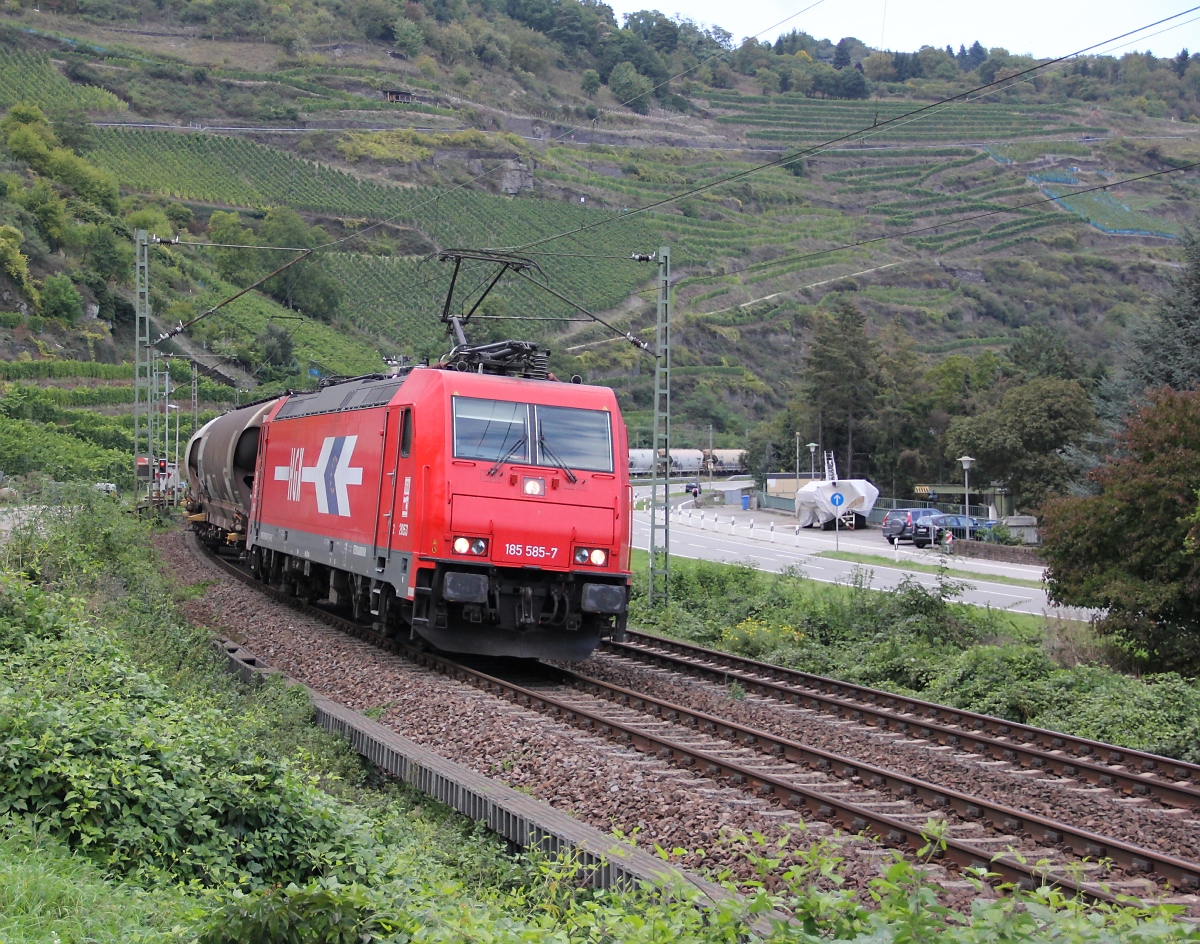HGK 185 585-7 mit Kesselwagenzug in Fahrtrichtung Süden. Aufgenommen in Oberwesel am 03.10.2013.