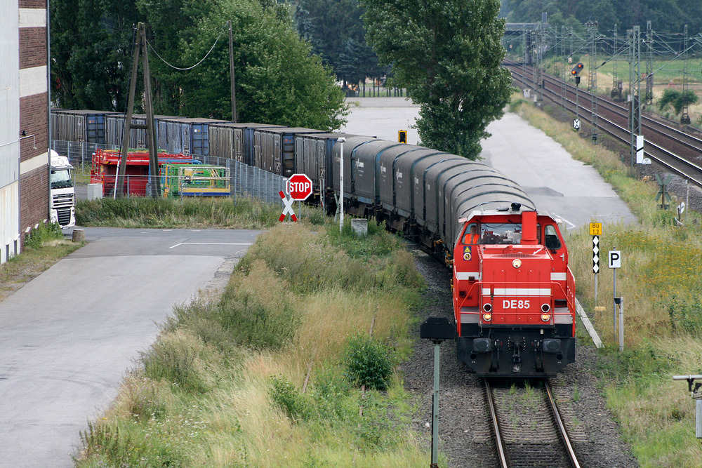 HGK DE 85 kommt mit dem allseits bekannten Nievenheimer Aluzug von Alunorf
und erreicht in Kürze den Güterbahnhof Nievenheim.
Aufnahmedatum: 22.08.2012